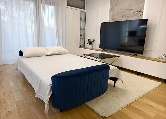 Central Art Deluxe Apartment - Private Parking