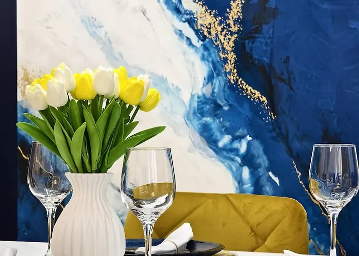 Central Art Deluxe Apartment - Private Parking